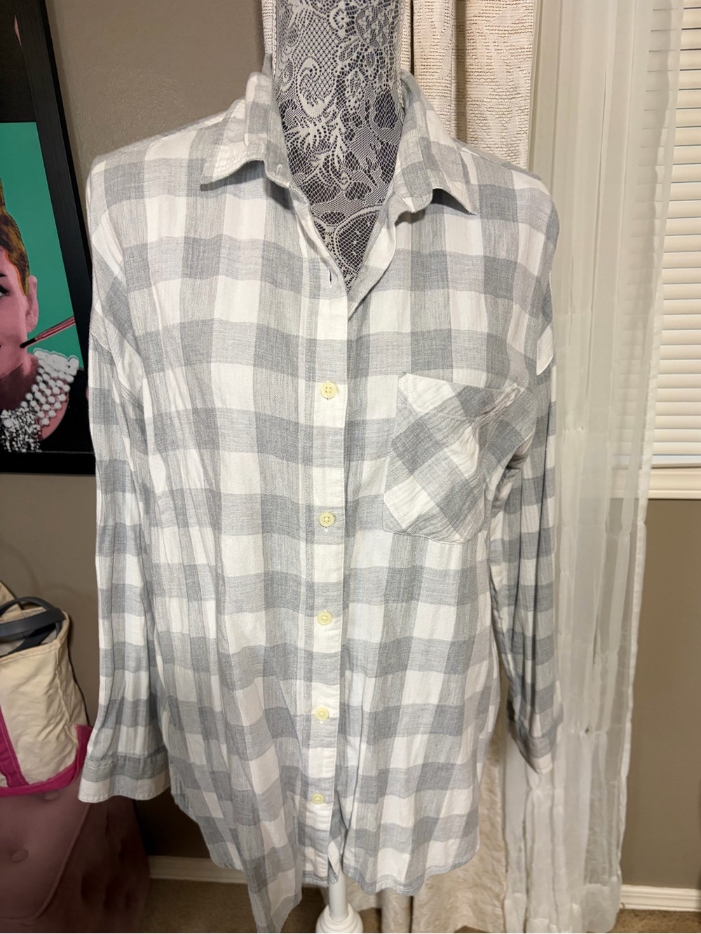 Women's Old Navy Gray and White Plaid Button-Down Shirt, size Large
